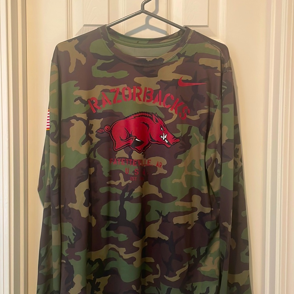 MEN’S DF NIKE CAMO ARKANSAS RAZORBACKS LS TEE
